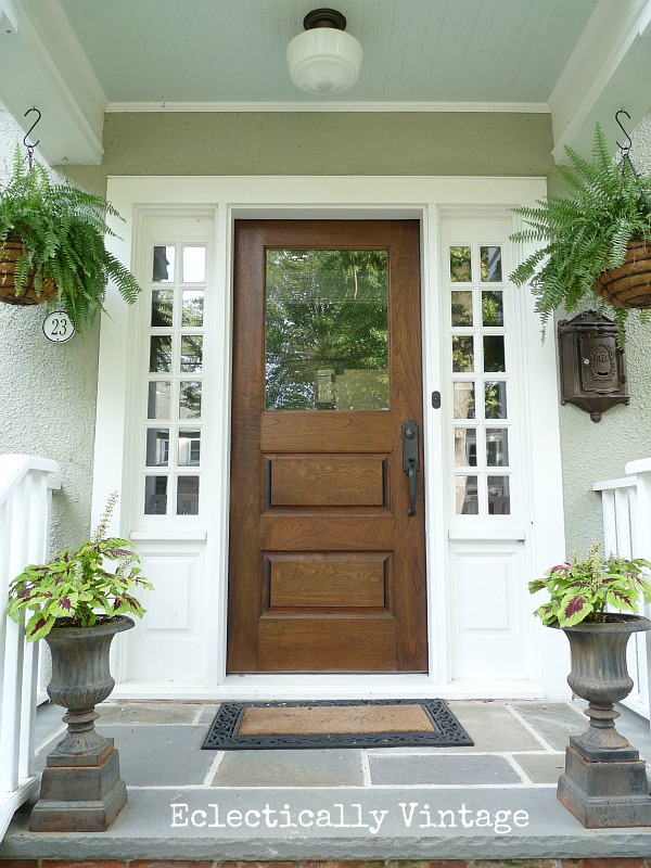 Love this charming small front porch with ferns and coleus kellyelko.com