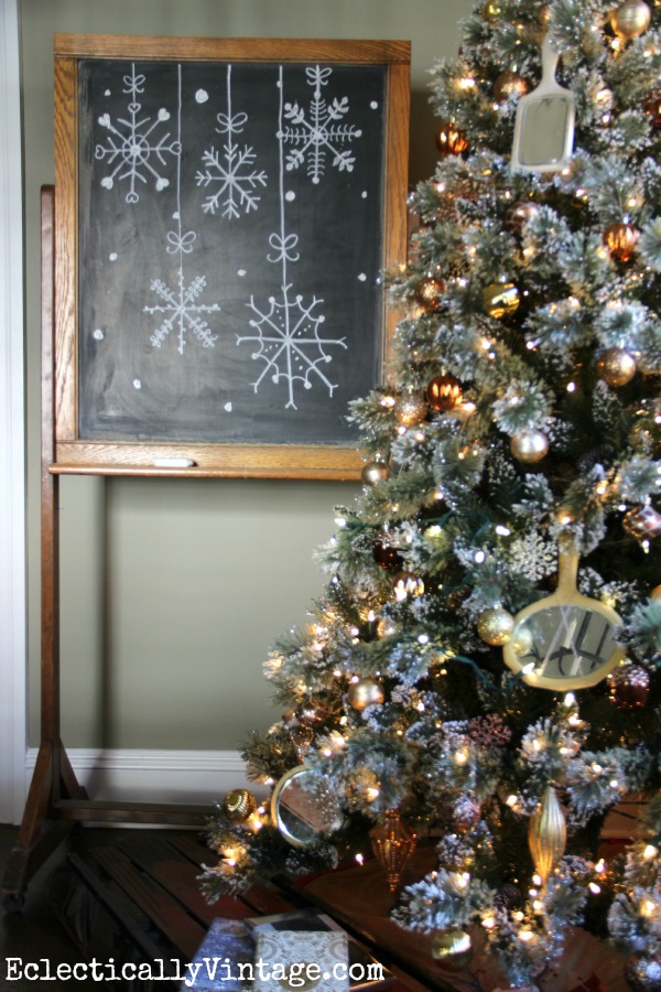 Creative Christmas Chalkboards kellyelko.com #christmasdecor #christmasart #snowflakes #chalkart #christmaschalkboard #christmastree #vintagechristmas #kellyelko