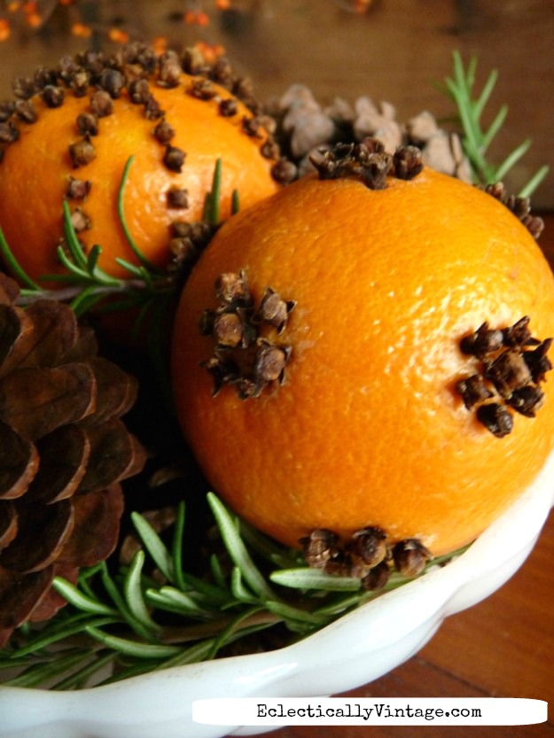 How to Make Orange Pomanders kellyelko.com #pomanders #orangepomanders #christmascrafts #wintercrafts #winterdecor #diychristmas #diythanksgiving #cloves