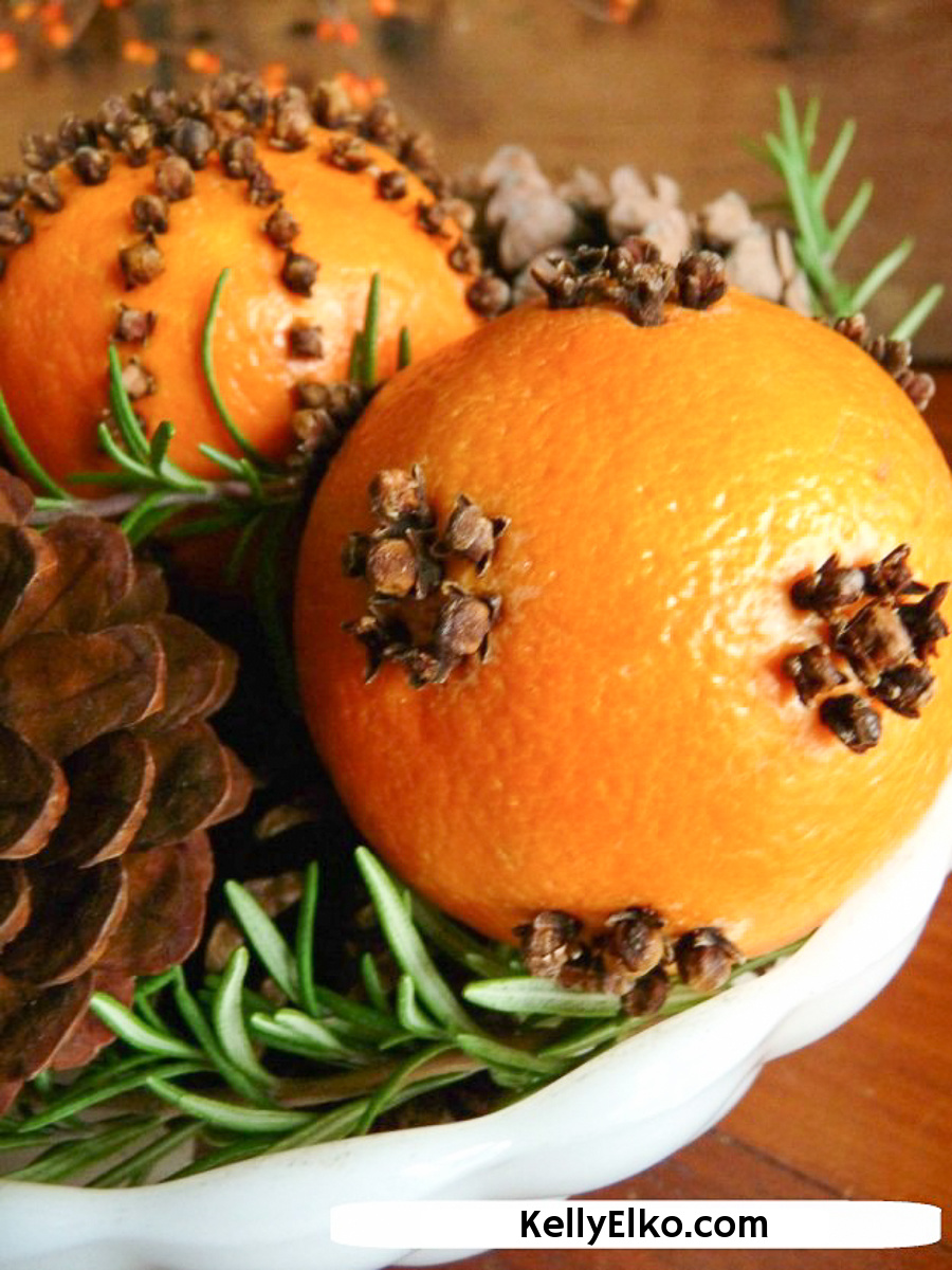 Tips on how to make orange pomanders that last for years! kellyelko.com such a fun Christmas craft activity for the whole family 