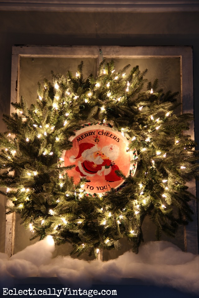 Christmas Wreath Decorating Ideas - love this vintage platter in the center of the wreath! kellyelko.com #wreath #vintagewreath #vintagechristmas #diychristmasdecor 