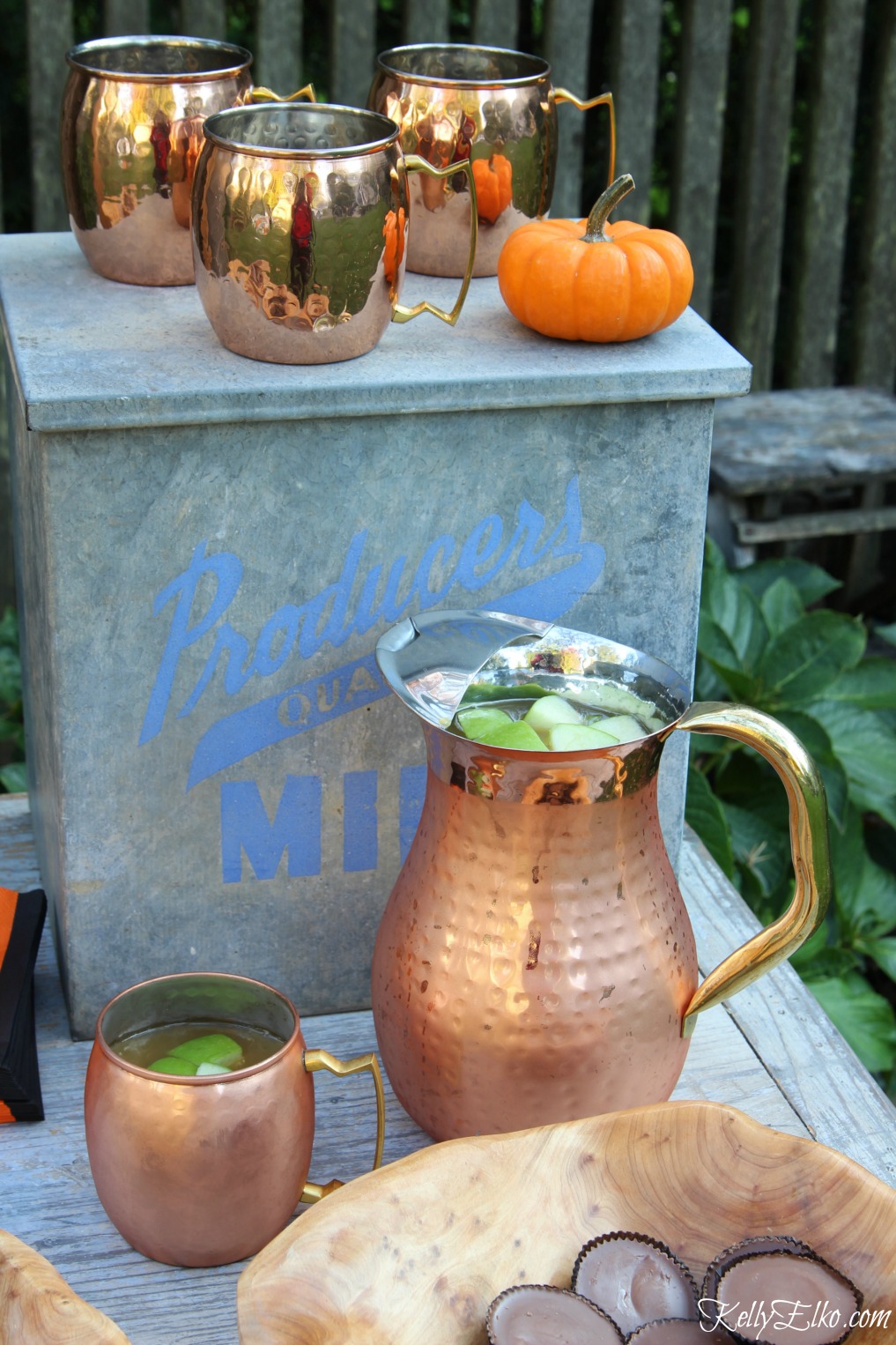 Copper mugs and pitcher for an outdoor party kellyelko.com