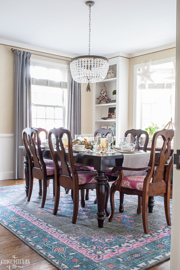 Traditional meets modern in this colorful dining room 