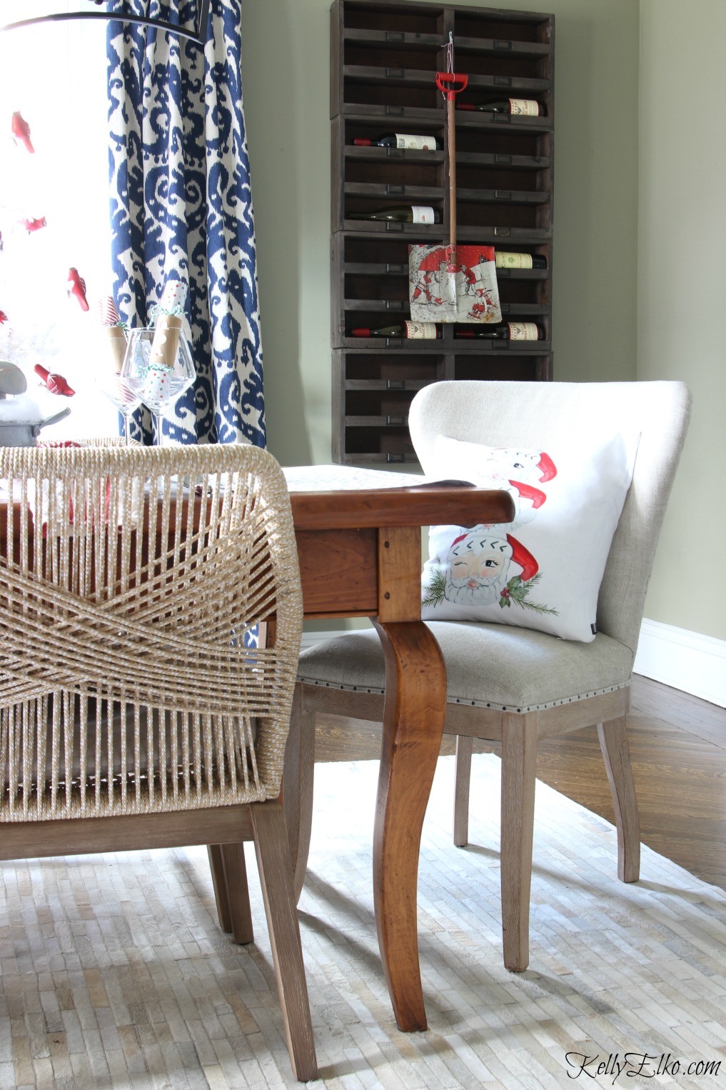 Love these amazing rope chairs in this festive Christmas dining room kellyelko.com