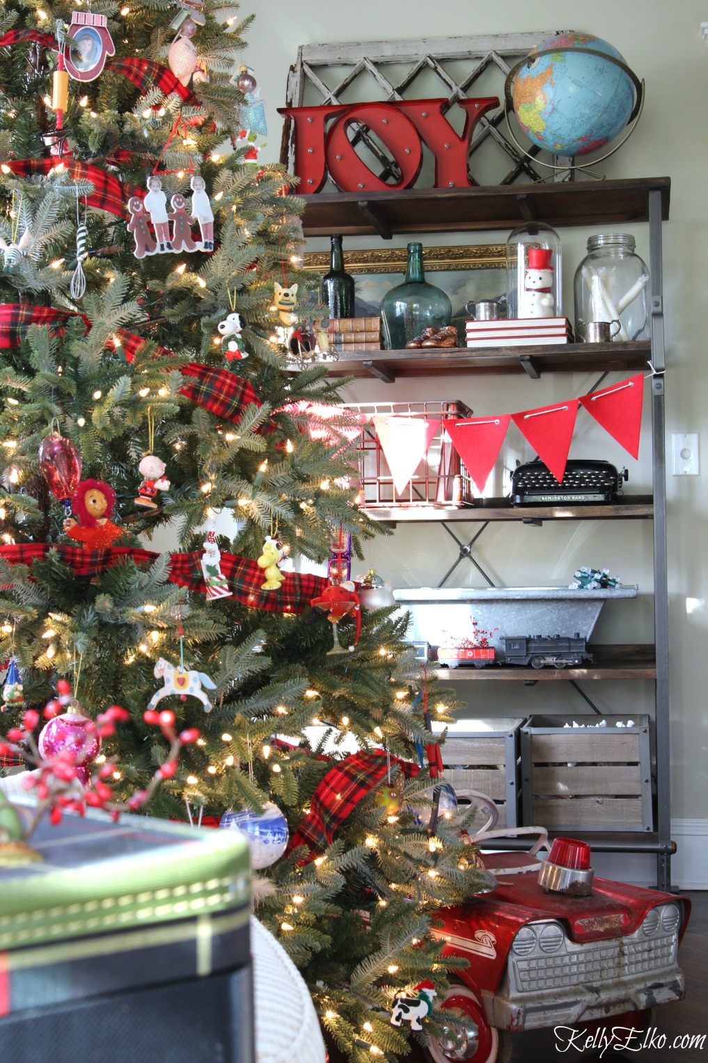 Christmas tree shelves - love the Joy to the World and vintage globe kellyelko.com