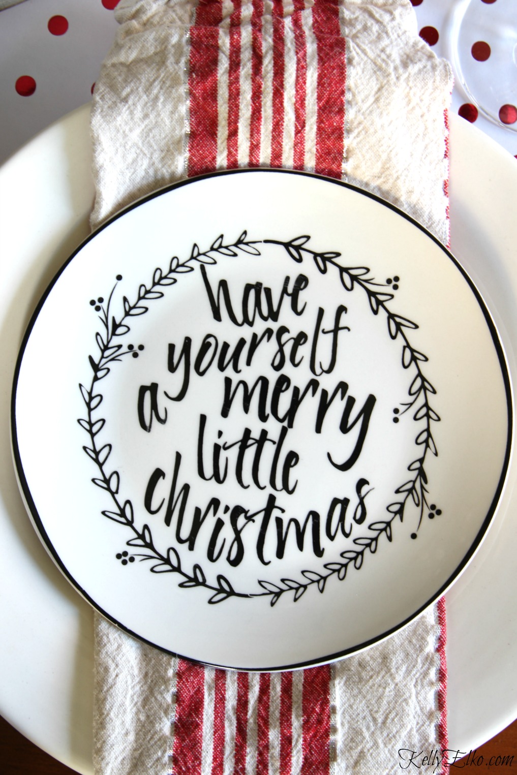 Love these graphic black and white Christmas plates with a different saying on each! kellyelko.com