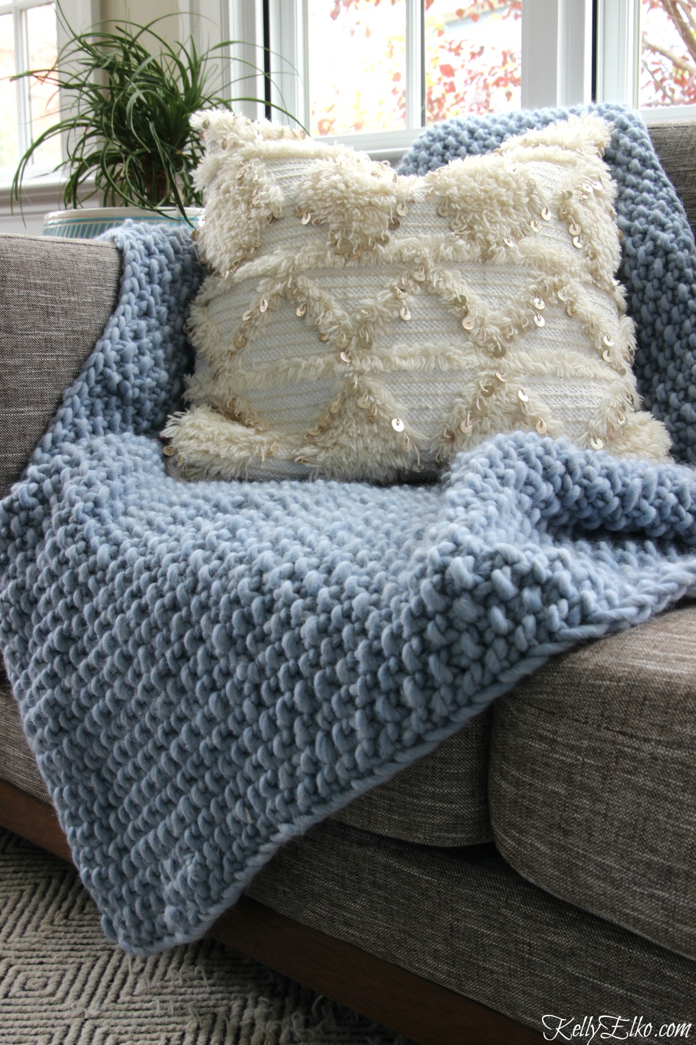 See how easy it is to learn to knit this chunky wool blanket kellyelko.com