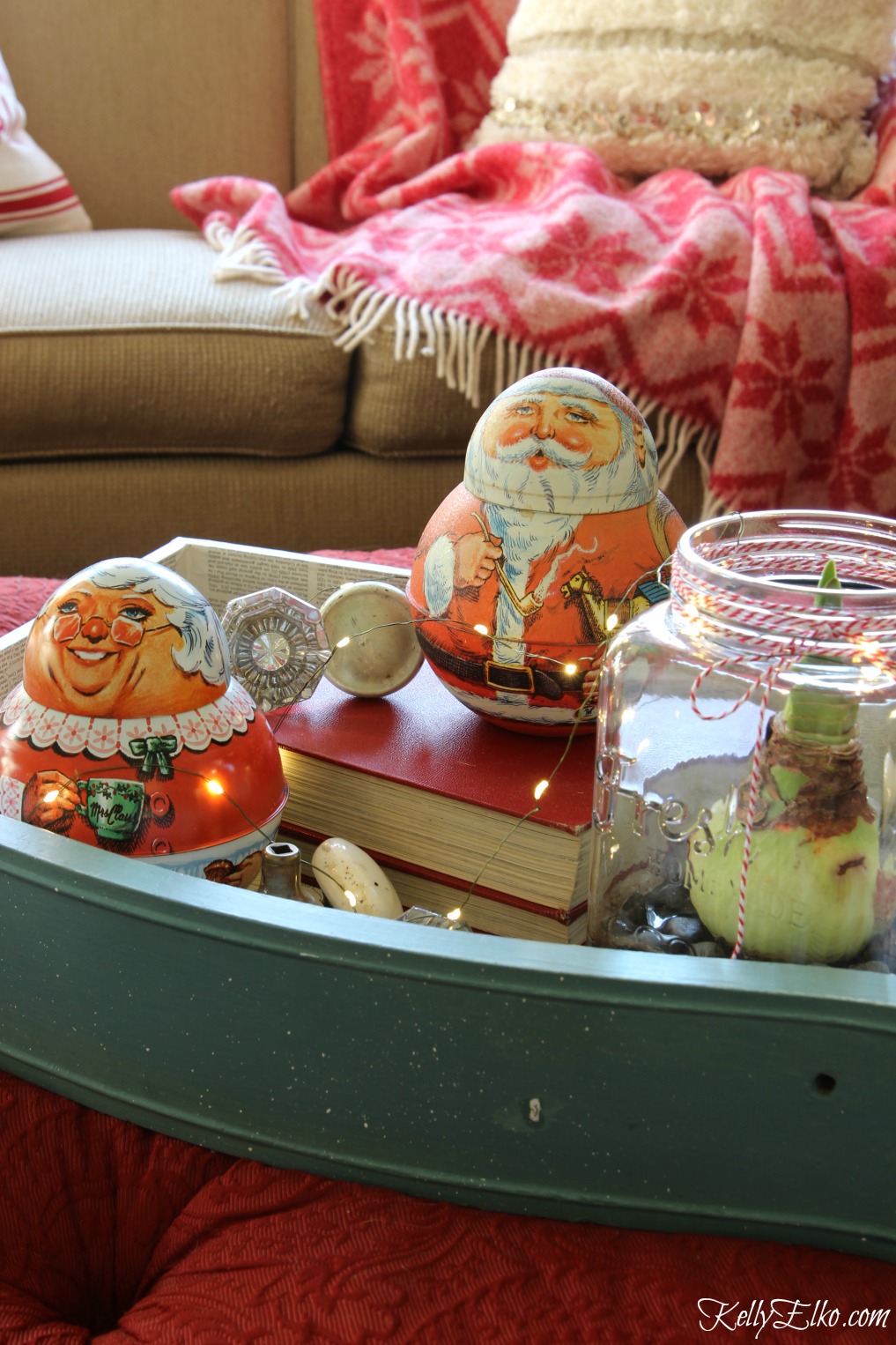 Vintage Santa and Mrs. Claus tobacco tins make the cutest Christmas centerpiece kellyelko.com