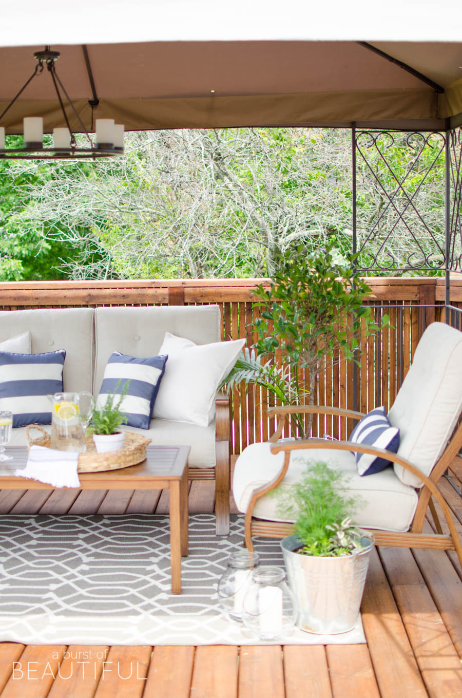 Love this cozy outdoor space and the wood furniture 