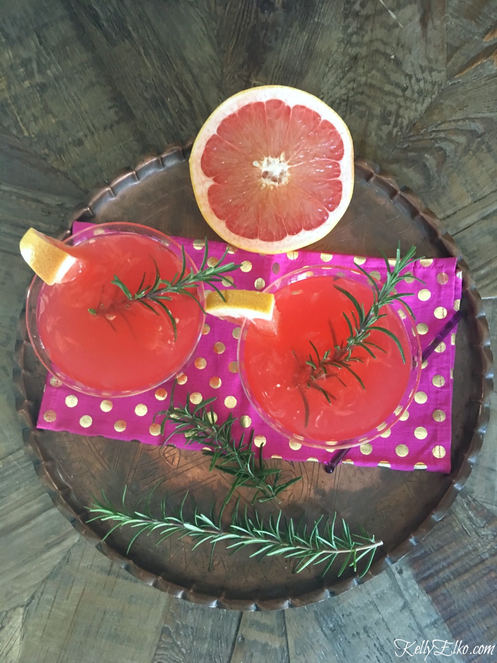 How beautiful is this grapefruit cocktail - the secret is using freshly squeezed juice and it's a cinch to make kellyelko.com