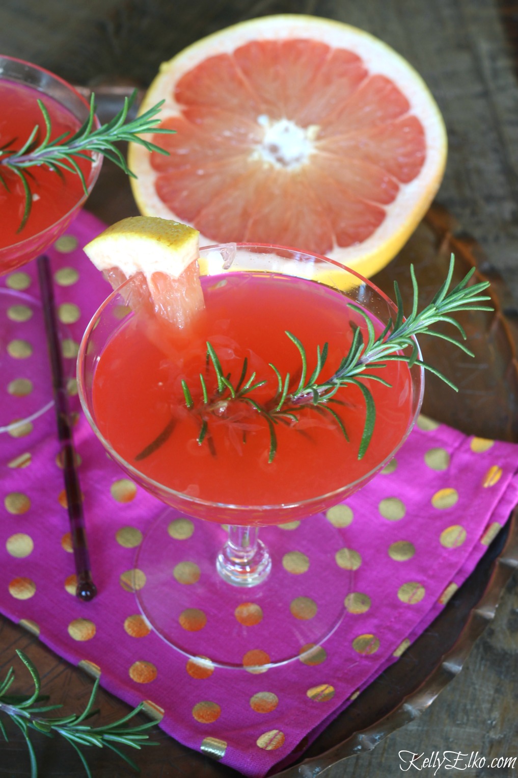 Festive grapefruit cocktail - make a batch of this crowd pleaser in advance kellyelko.com #cocktails #cocktail #happyhour #cheers #grapefruit #recipes #christmascocktails #thanksgivingcocktails 