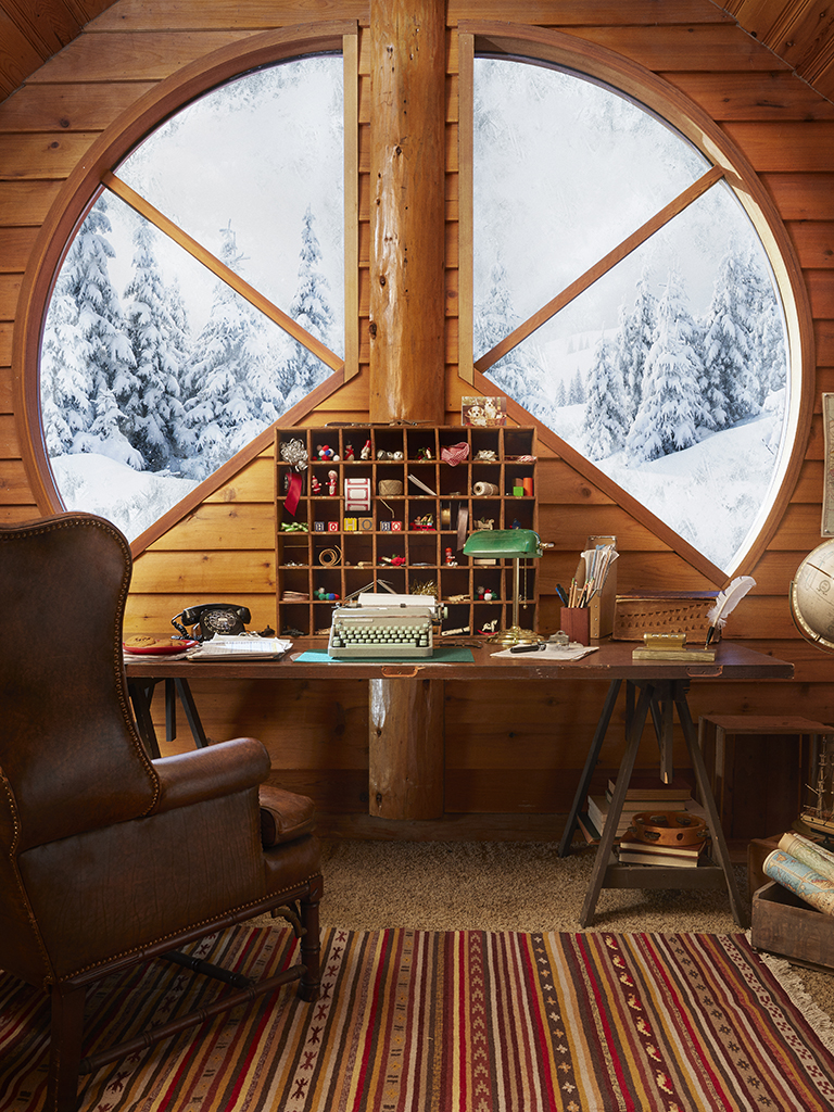 Love this round window in this rustic log cabin kellyelko.com