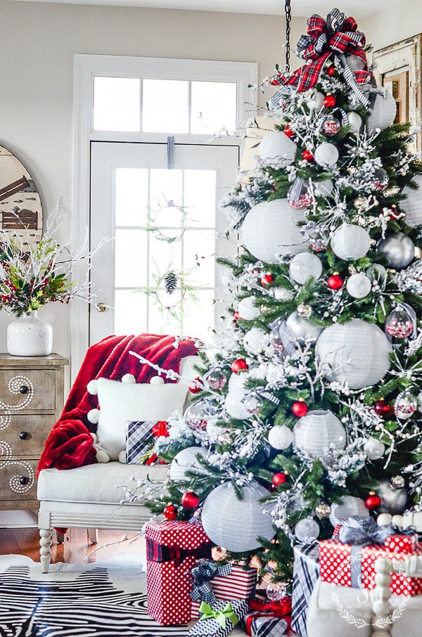 Paper lanterns on the Christmas tree