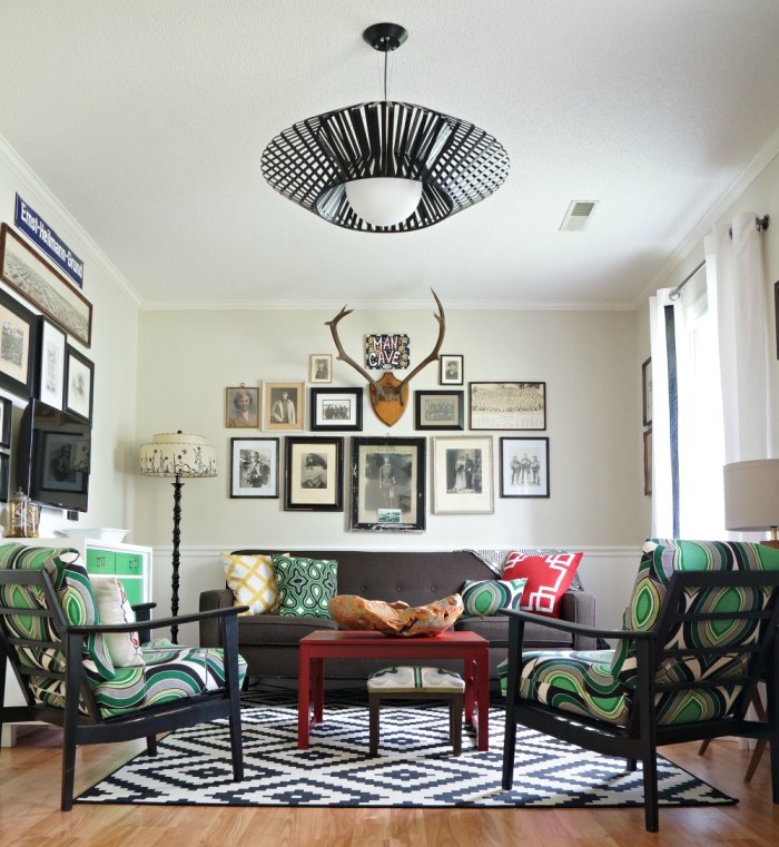 Love this black and white living room with fun pops of green 