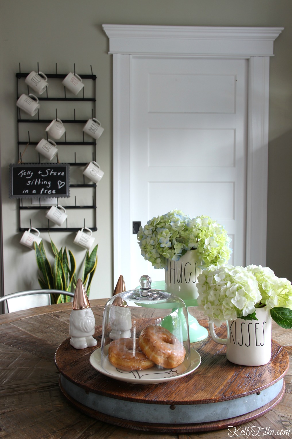 Farmhouse table centerpiece with hydrangeas kellyelko.com