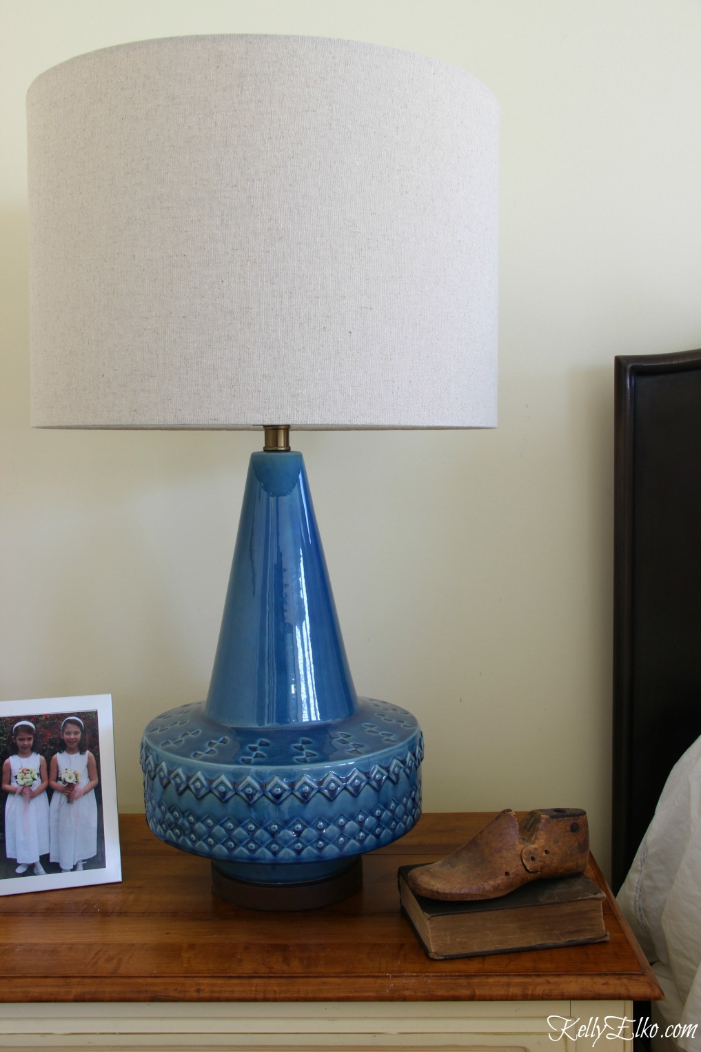 Love this mid century lamp repro - the size, shape and color are amazing! kellyelko.com