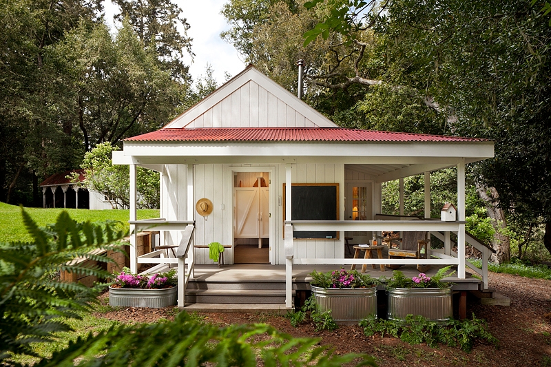 Love this cute cottage with galvanized tub planters