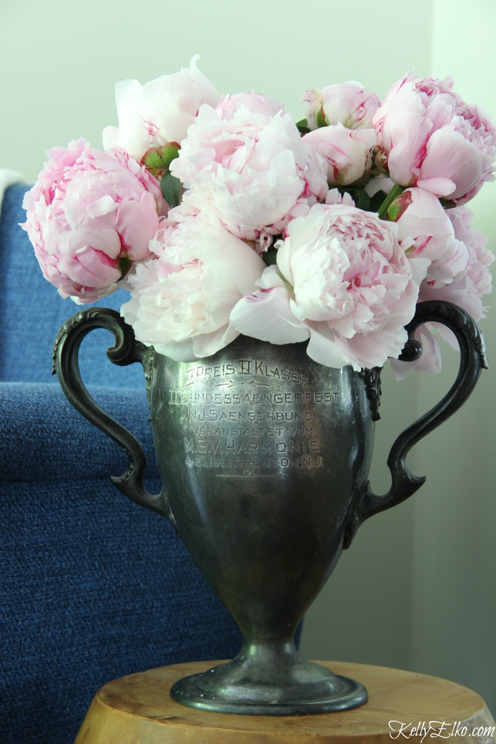 Peony growing tips and tricks so you can get gorgeous blooms like these kellyelko.com #peonies #gardening #gardeningtips #gardens #perennials 