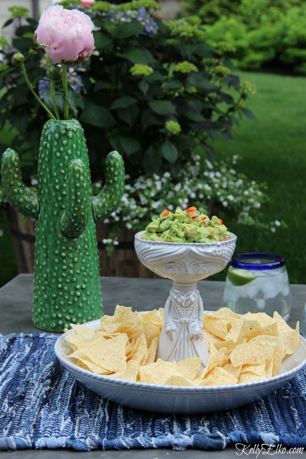 Love this recipe for red pepper jalapeno guacamole and the Senorita chip and dip bowl is fabulous! kellyelko.com #guacamole #guac #recipes #appetizers #cincodemayo #mexicanfood #partyfood #dips 