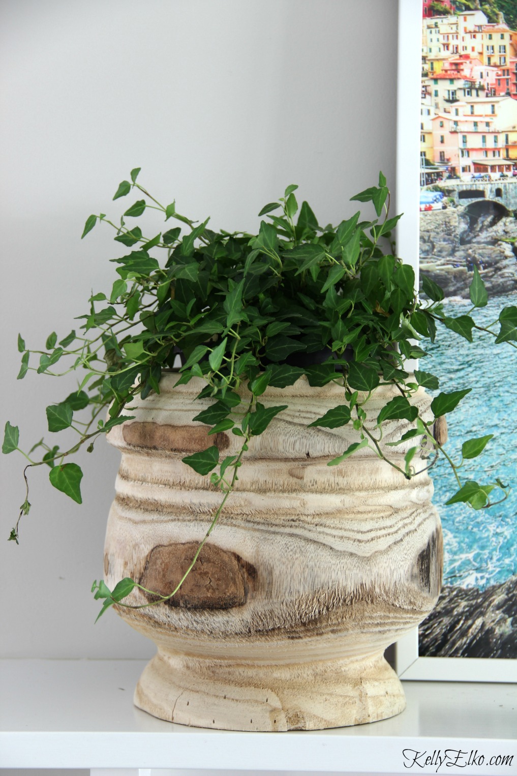 Love the texture of this raw wood planter with trailing ivy kellyelko.com