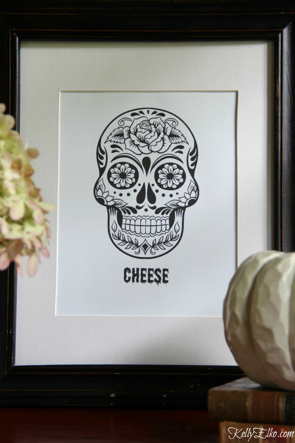 Love this sugar skull or Day of the Dead free printable for Halloween - Say Cheese! kellyelko.com