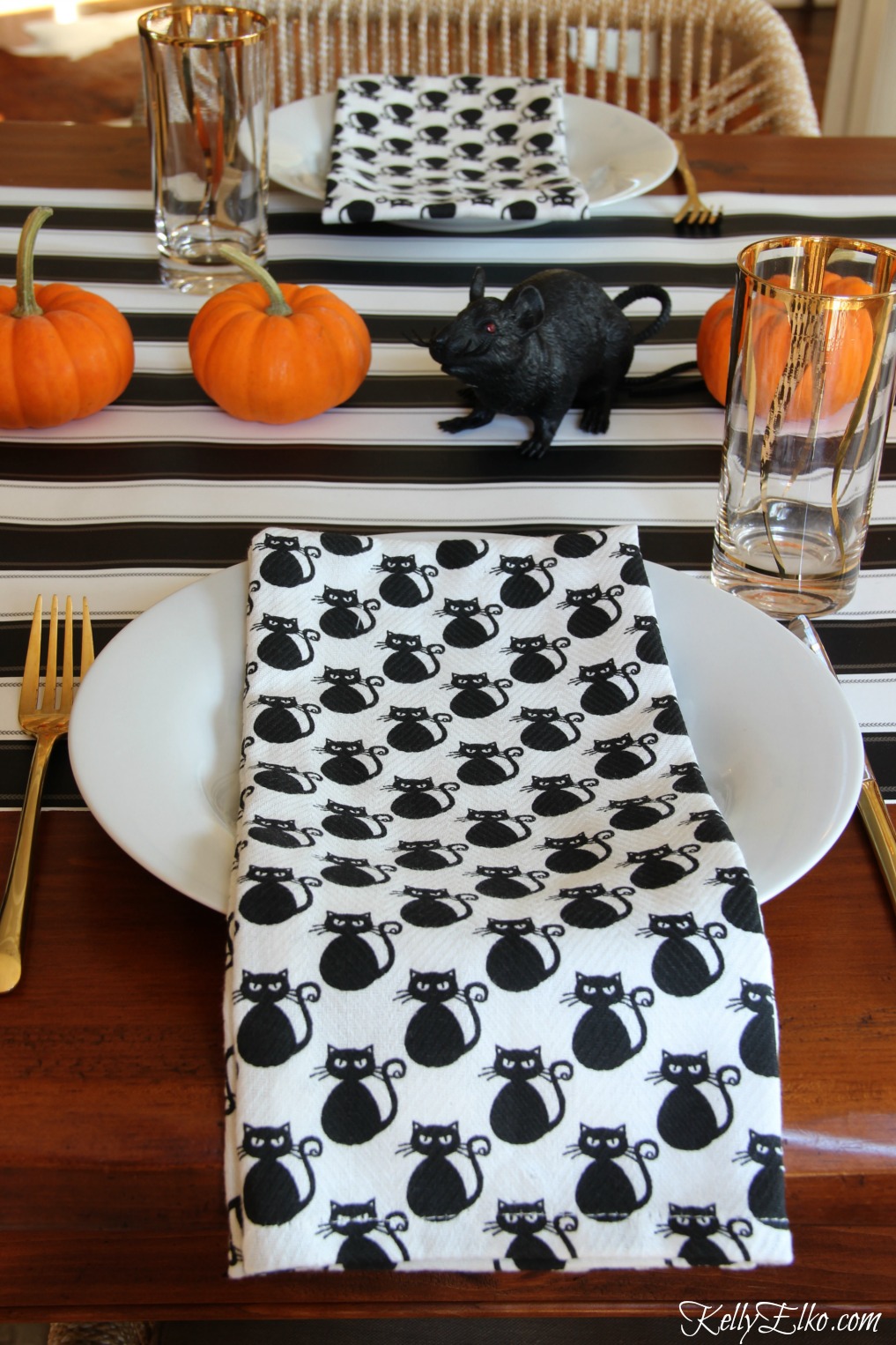 Halloween table black orange - love the black cat napkins! kellyelko.com