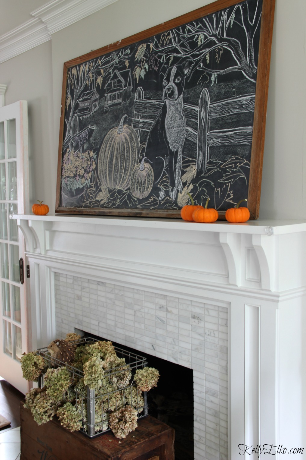 How fun is this giant old chalkboard on the mantel for fall kellyelko.com