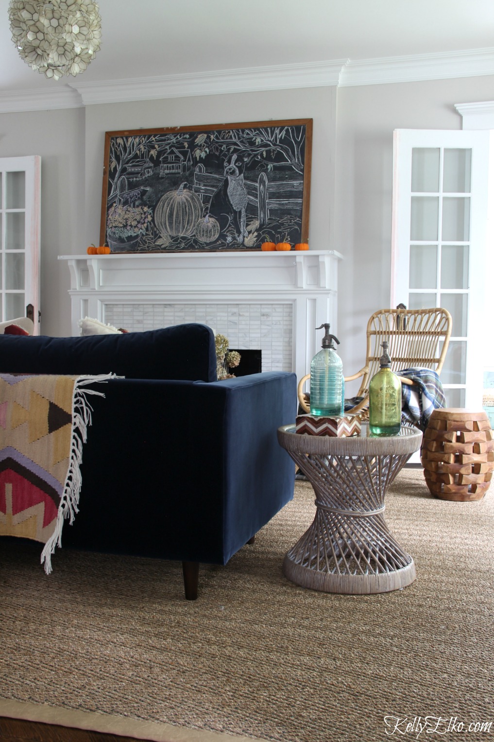 Tour this fall living room that is the perfect mix of old and new. Love the giant chalkboard art on the mantel kellyelko.com