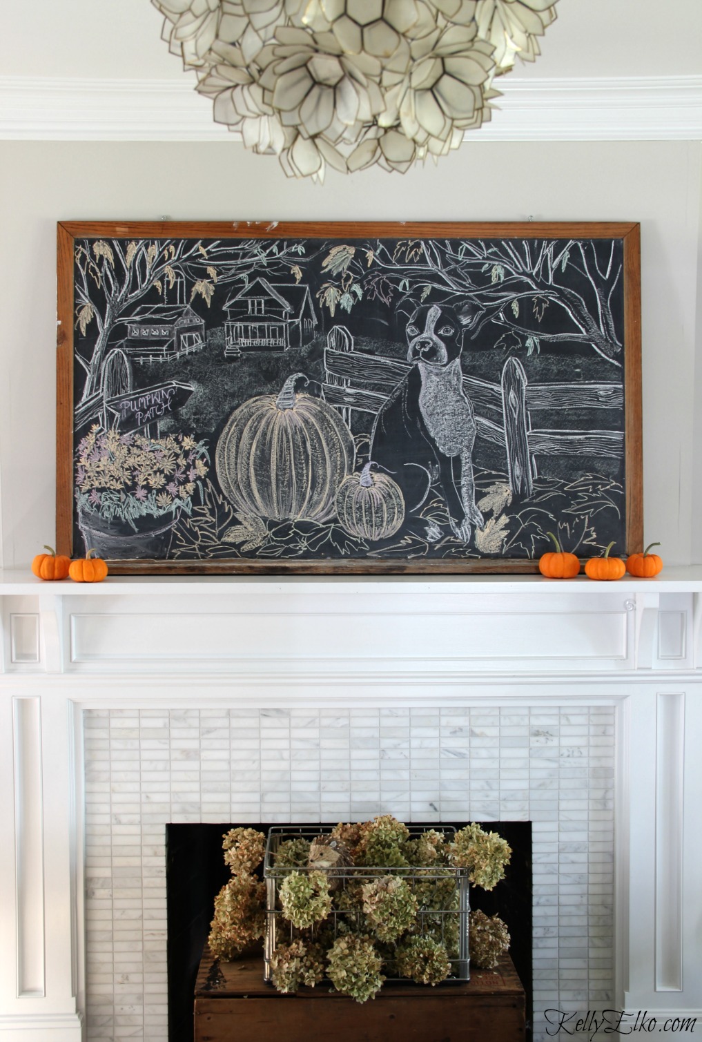 Love this vintage modern fall living room tour - the giant chalkboard art is fabulous! kellyelko.com