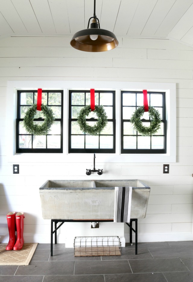 Creative Christmas Decorating Ideas - love this vintage sink