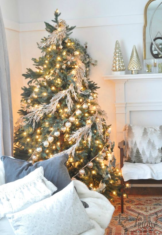 Best of the Holiday Housewalk Christmas Tours - love this glowing Christmas tree