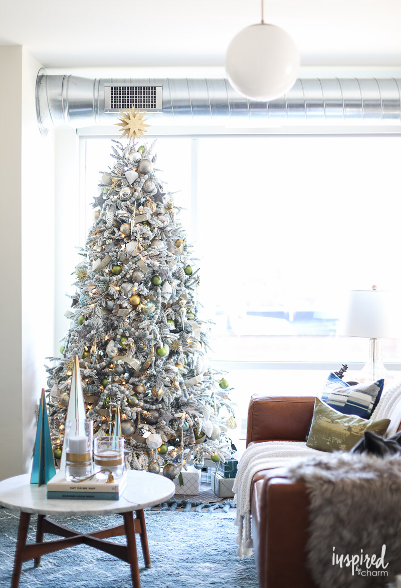 Creative Christmas Decorating Ideas - love this stunning flocked tree