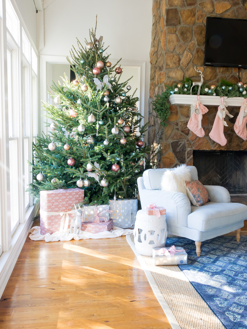 Creative Christmas Decorating Ideas - love this gorgeous tree with pink ornaments 