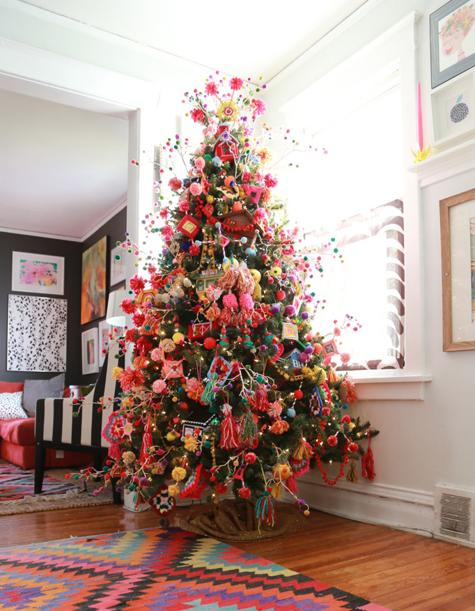 Christmas Eclectic Home Tour Aunt Peaches kellyelko.com #christmas #christmasdecor #diychristmas #christmascrafts #christmastree #colorfulchristmas #retrochristmas #christmasornaments #diyornaments