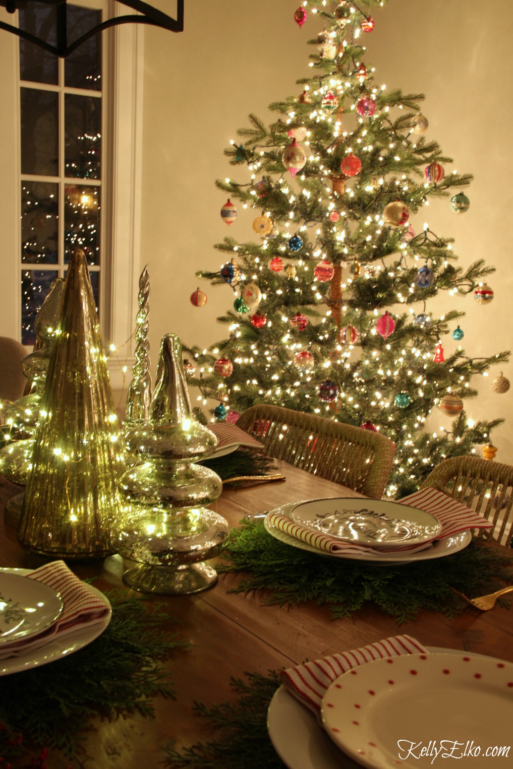 Christmas Nights Tour - see 25 of the best Christmas homes lit up at night! I love this dining room with sparkling tree and vintage ornaments kellyelko.com #christmas #christmasdecorating #christmasdecor #christmaslights