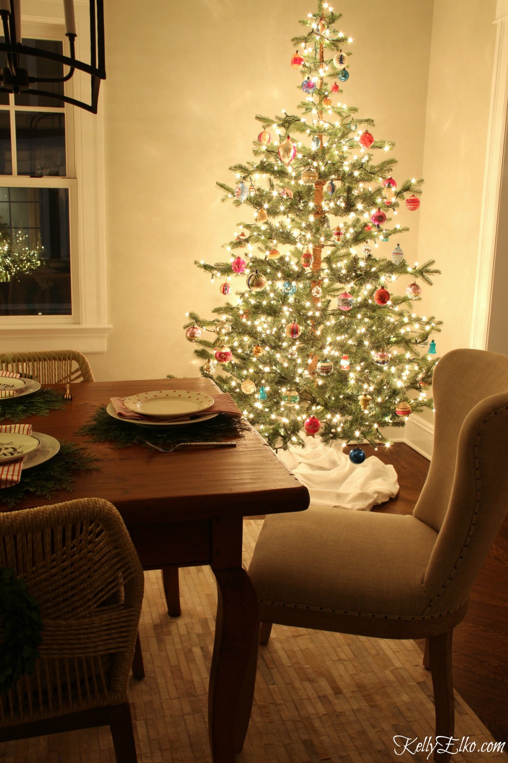 Christmas Nights Tour - see 25 of the best Christmas homes lit up at night! Love this sparkling sparse tree with vintage ornaments kellyelko.com #christmas #christmasdecorating #christmasdecor #christmaslights