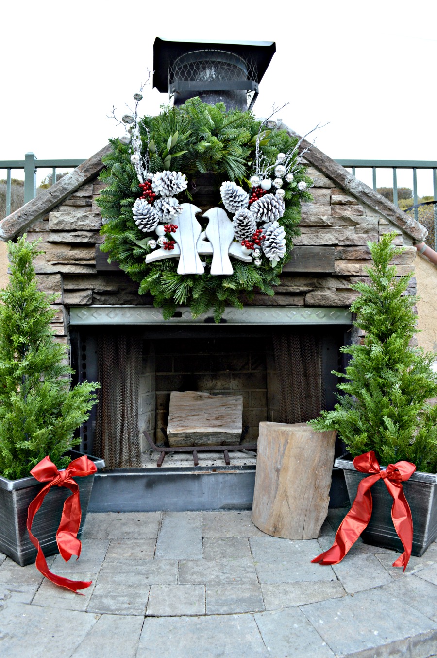 Creative Christmas Decorating Ideas - decorate an outdoor fireplace