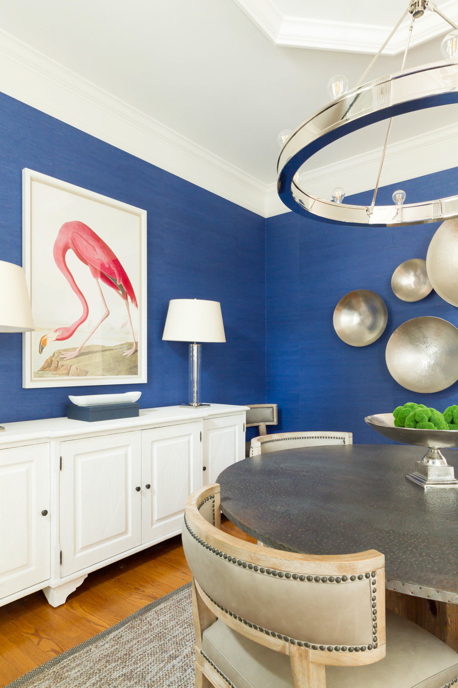 Eclectic Home Tour - love the blue wallpaper in this neutral dining room and the pink flamingo art #blue #bluewallpaper #diningroom #diningroomdecor #flamingo