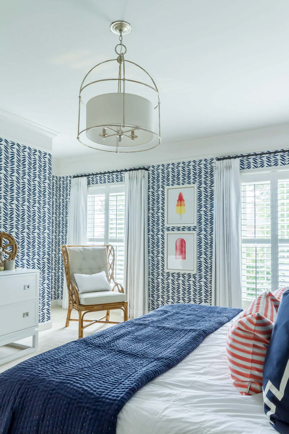 Eclectic Home Tour - love this blue graphic wallpaper, rattan furniture and popsicle art #bedroom #bluebedroom #bedroomdecor #wallpaper