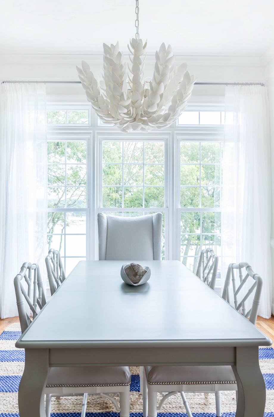 Eclectic Home Tour - love this neutral white dining room with statement chandelier #chandelier #diningroom #diningroomdecor #neutraldecor