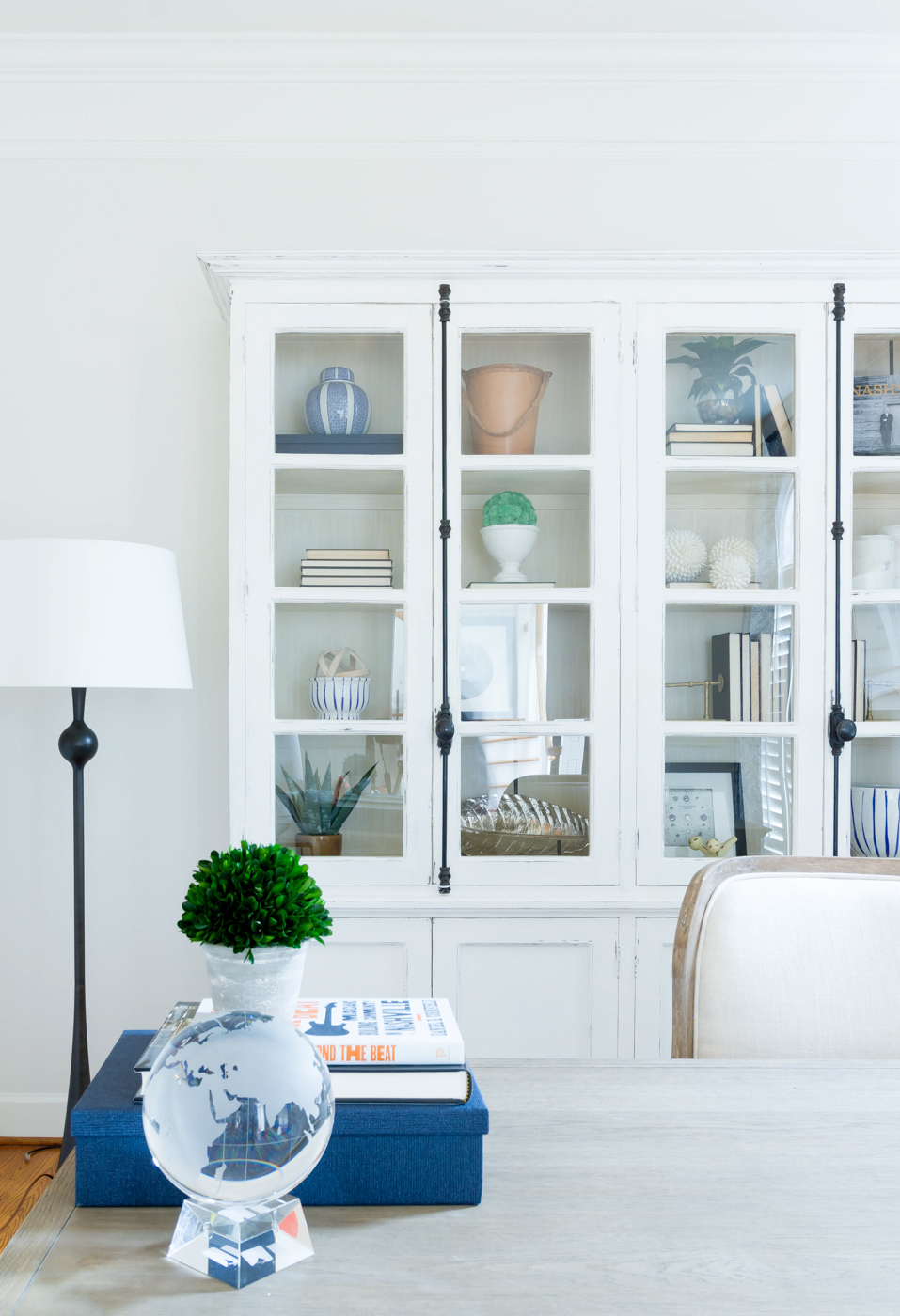 Eclectic Home Tour - love this white hutch to display favorite accessories in the dining room #diningroom #diningroomfurniture #diningroomdecor