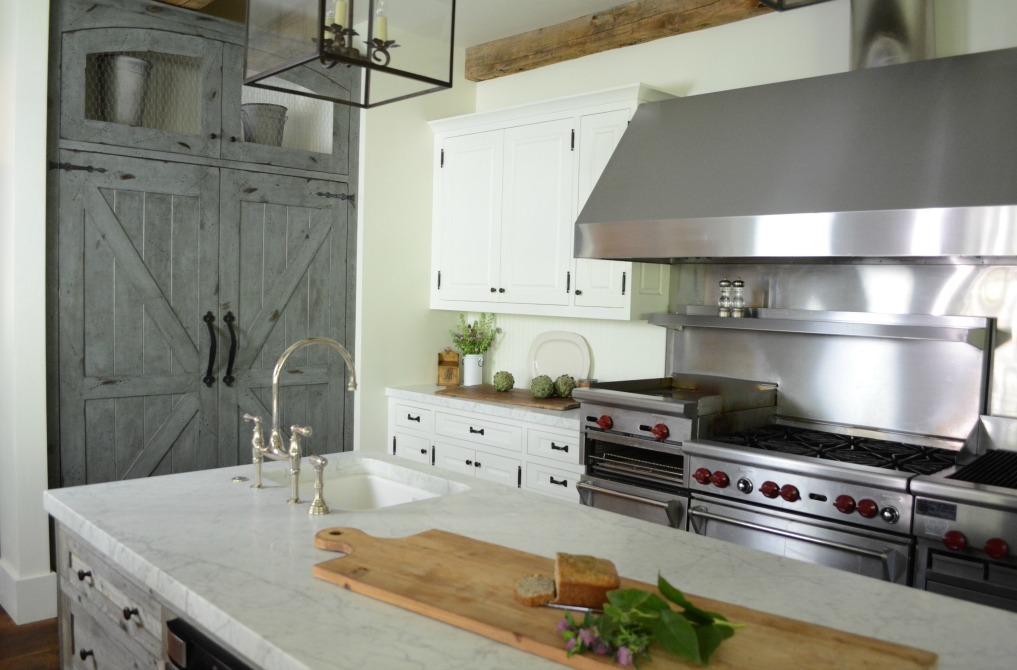 Eclectic Home Tour of Sanctuary Home - welcome to Crow Hollow Ranch. This 500 acre property is complete with farmhouse, guest house and rustic cabin kellyelko.com #hometour #kitchen #rusticdecor #barnwood #whitekitchen #homedecor 