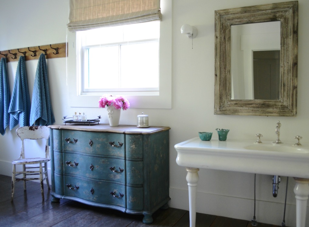 Eclectic Home Tour of Sanctuary Home - welcome to Crow Hollow Ranch. This 500 acre property is complete with farmhouse, guest house and rustic cabin kellyelko.com #hometour #bathroom #rusticdecor #barnwood #whitekitchen #homedecor #vintagestyle