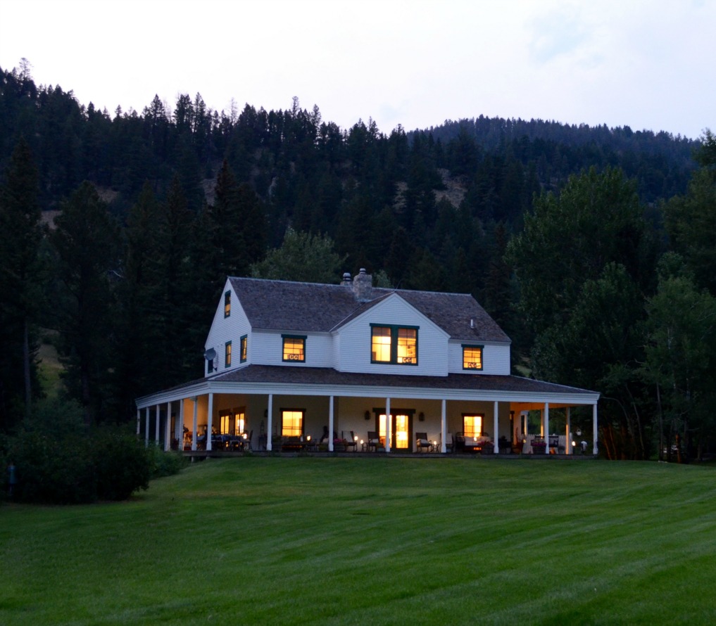 Eclectic Home Tour of Sanctuary Home - welcome to Crow Hollow Ranch. This 500 acre property is complete with farmhouse, guest house and rustic cabin kellyelko.com #hometour #farmhouse #rusticdecor #barnwood #whitekitchen #homedecor #porch #curbappeal