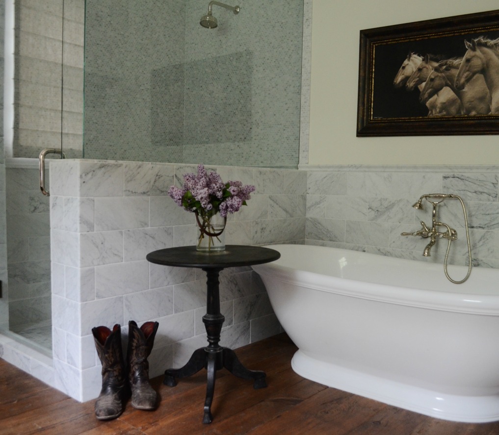 Eclectic Home Tour of Sanctuary Home - welcome to Crow Hollow Ranch. This 500 acre property is complete with farmhouse, guest house and rustic cabin kellyelko.com #hometour #rusticdecor #barnwood #whitekitchen #homedecor #bathroom #bathtub #carrara