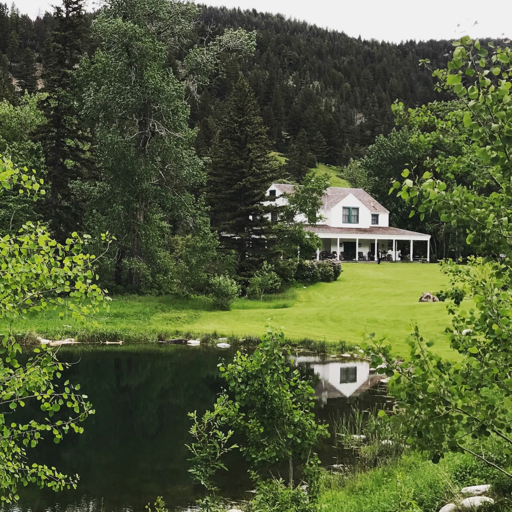 Eclectic Home Tour of Sanctuary Home - welcome to Crow Hollow Ranch. This 500 acre property is complete with farmhouse, guest house and rustic cabin with pond kellyelko.com #ranch #hometour #farmhouse 