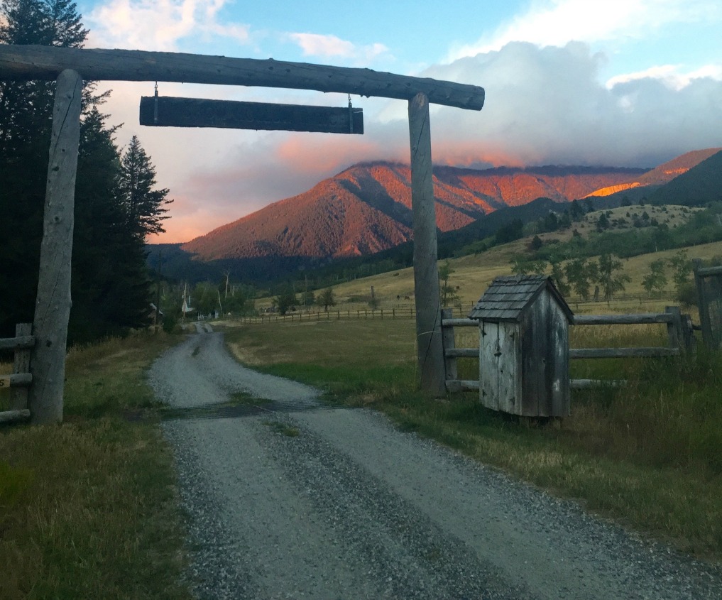 Eclectic Home Tour of Sanctuary Home - welcome to Crow Hollow Ranch. This 500 acre property is complete with farmhouse, guest house and rustic cabin kellyelko.com #ranch #montana #hometour