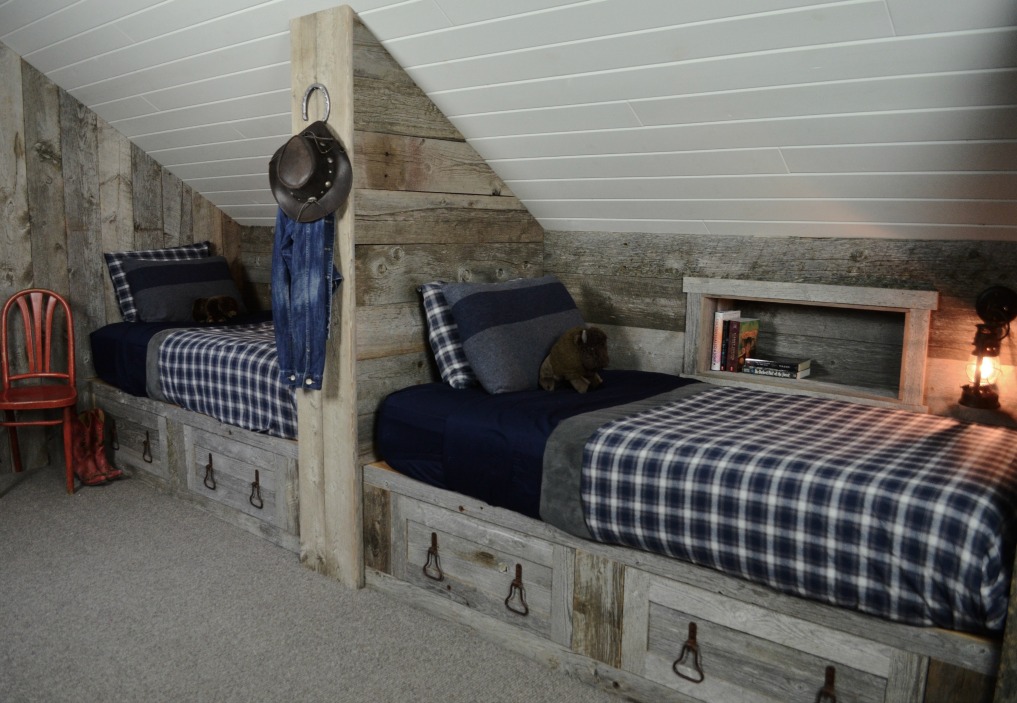 Eclectic Home Tour of Sanctuary Home - welcome to Crow Hollow Ranch. This 500 acre property is complete with farmhouse, guest house and rustic cabin kellyelko.com #hometour #bedroom #rusticdecor #barnwood #whitekitchen #homedecor