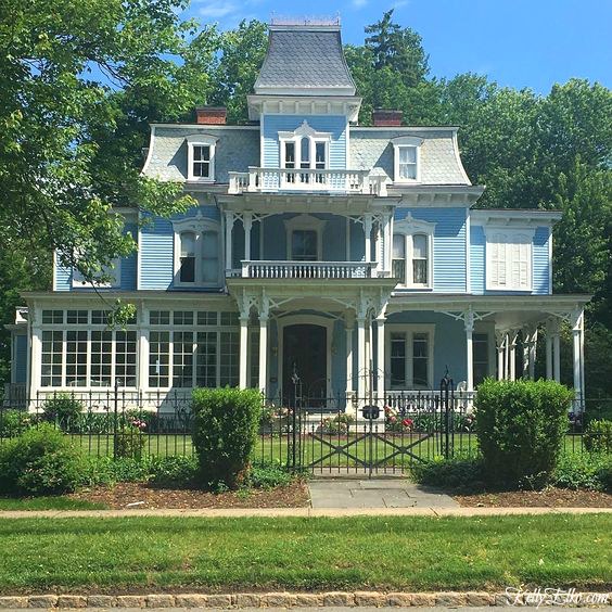 Beautiful blue home exteriors - love this antique Victorian home with tons of curb appeal kellyelko.com #bluehouses #bluepaint #blueexteriors #victorian #victoriahouse #architecture 