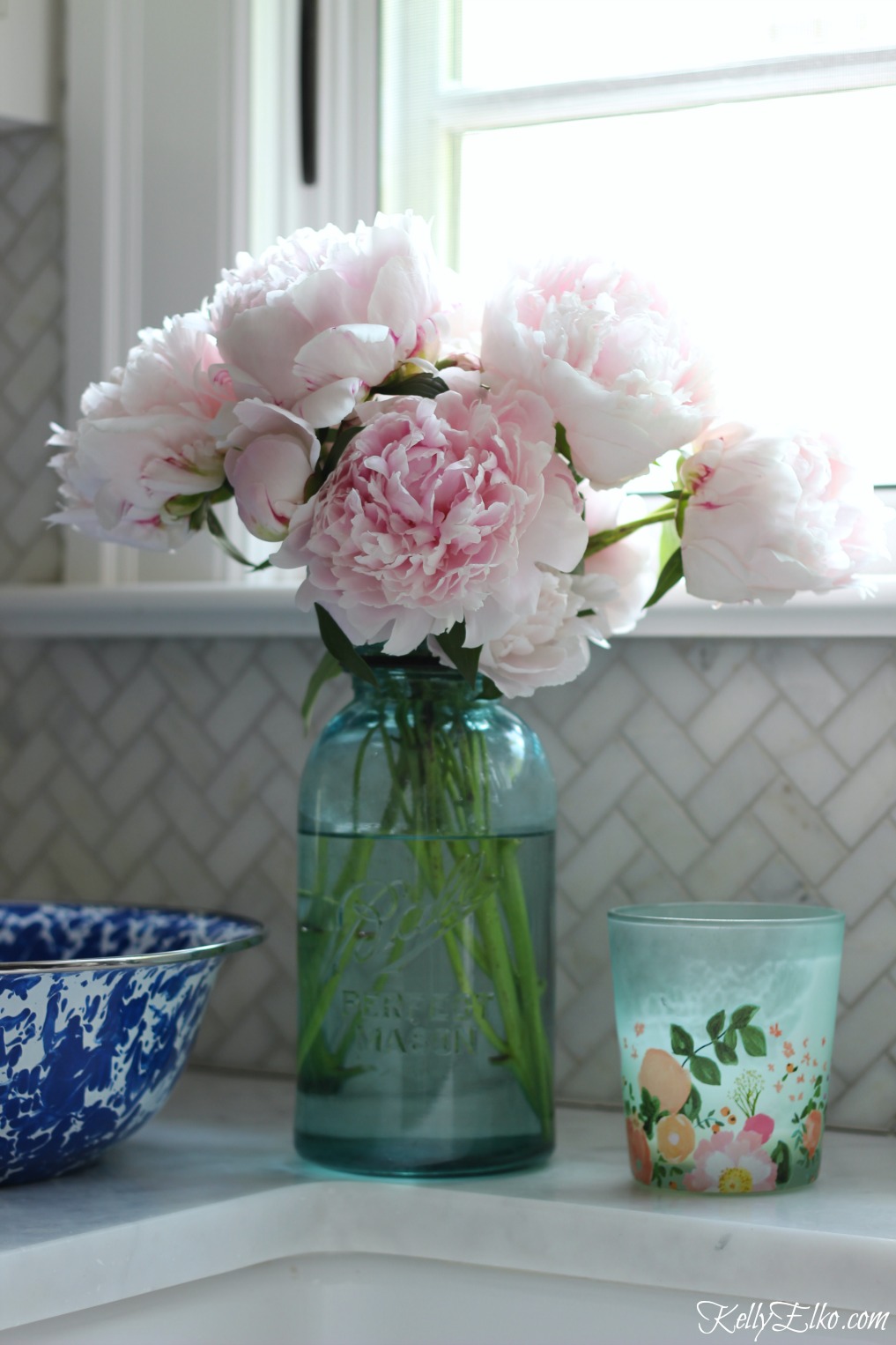 How to Make Peonies Last Longer - love these great tips for making sure your peonies always look in prime condition and love this bouquet of pink peonies in a vintage blue mason jar kellyelko.com #peonies #gardeningtips #gardens #gardening #perennials 